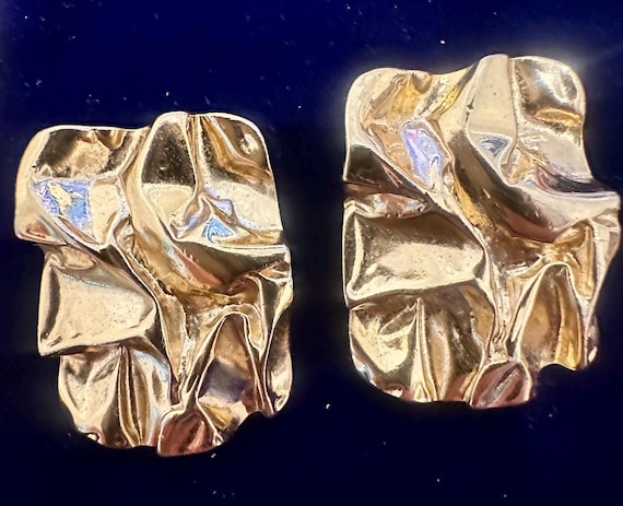 Vintage Gold Tone  Modernist Crushed Gold-Tone Metal Earrings Clip On Earrings: Oversized Statement Jewelry