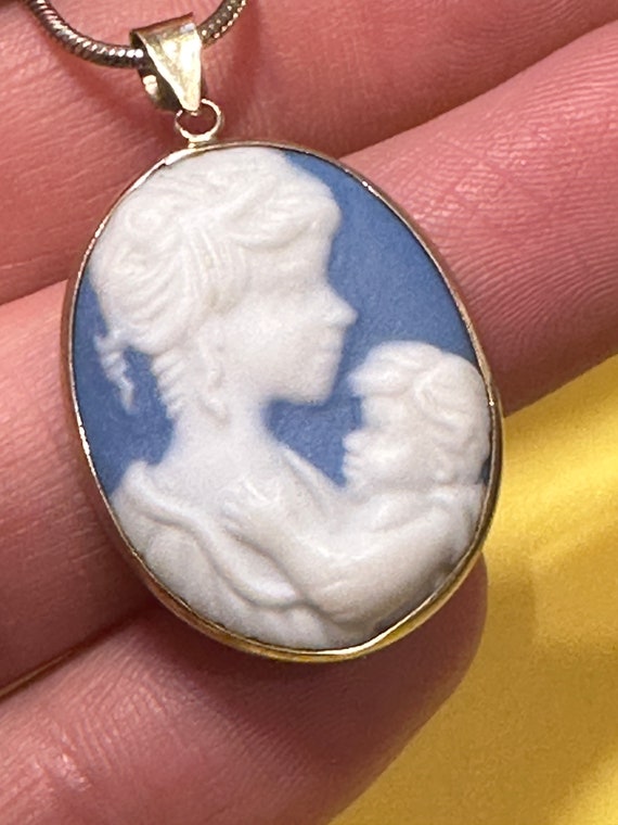 Mother and child blue and white 10k gold cameo pendant necklace