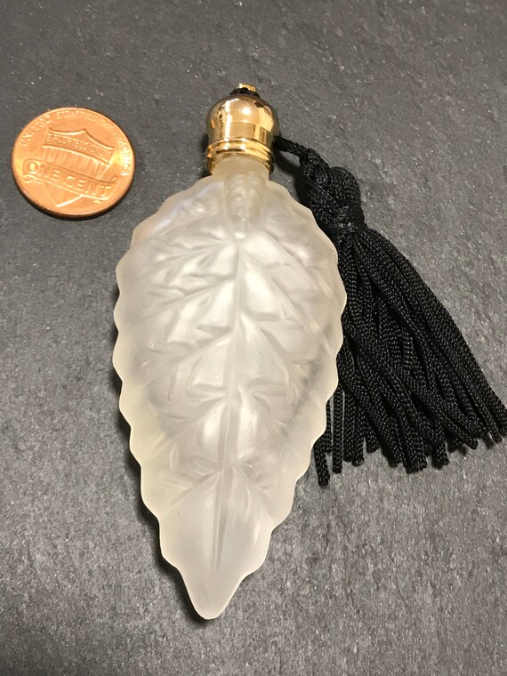 Frosted glass Glass leaf Shaped Perfume Scent Bottle Bottle with Black tasseled top