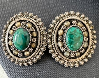 Pendientes grandes de clip vintage con piedra verde de Eilat en plata de ley