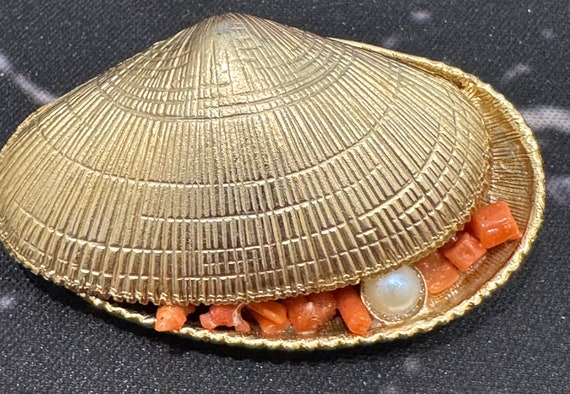 Vintage Exquisite Clam Shell Brooch: Gold Tone Oyster Shell Pin