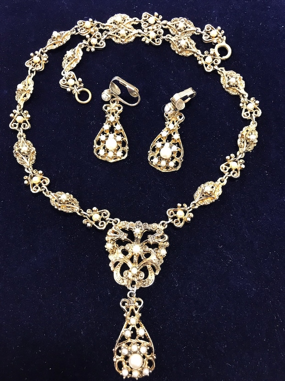 Beautiful set of vintage costume jewellery by Hollywood earrings and necklace