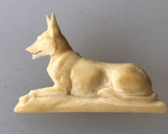 Vintage primi celluloide intagliato cane spilla tedesco Shepard
