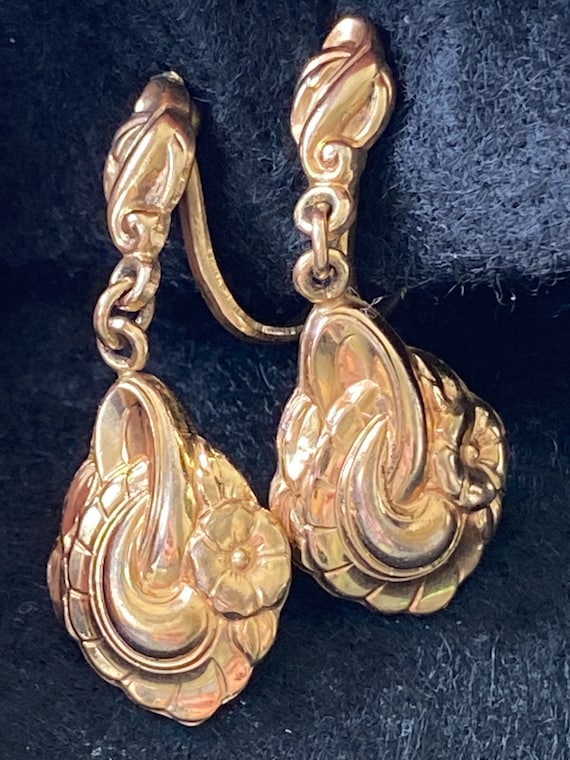 Beautiful Antique rolled gold screw backed drop earrings