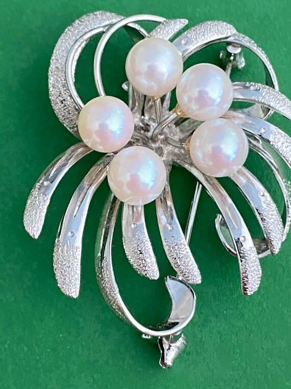 Beautiful vintage solid silver cultured pearl flower stem brooch pin
