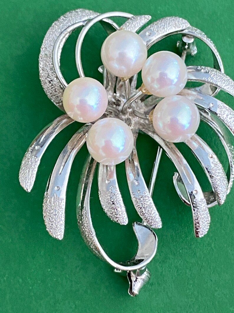 Beautiful vintage deals solid silver cultured pearl flower stem brooch pin