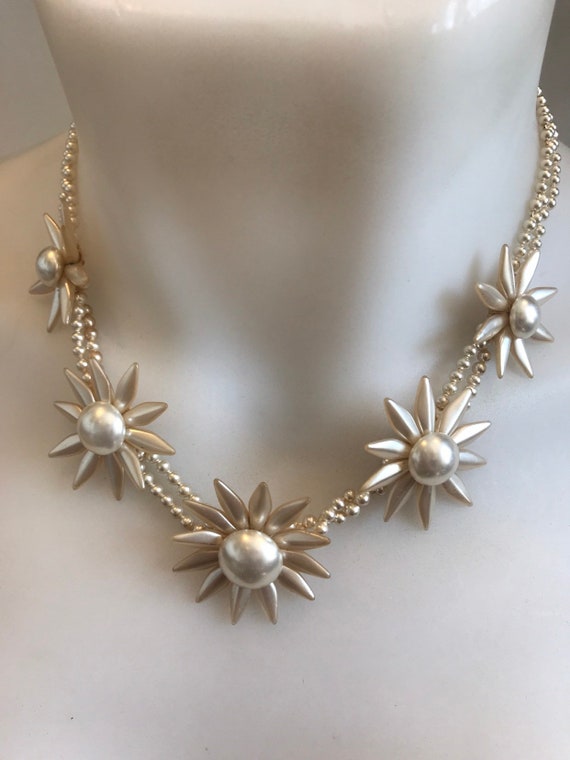 Beautiful 1940s Retro Glass Pearl Beaded Flower Necklace 17.5 Inches
