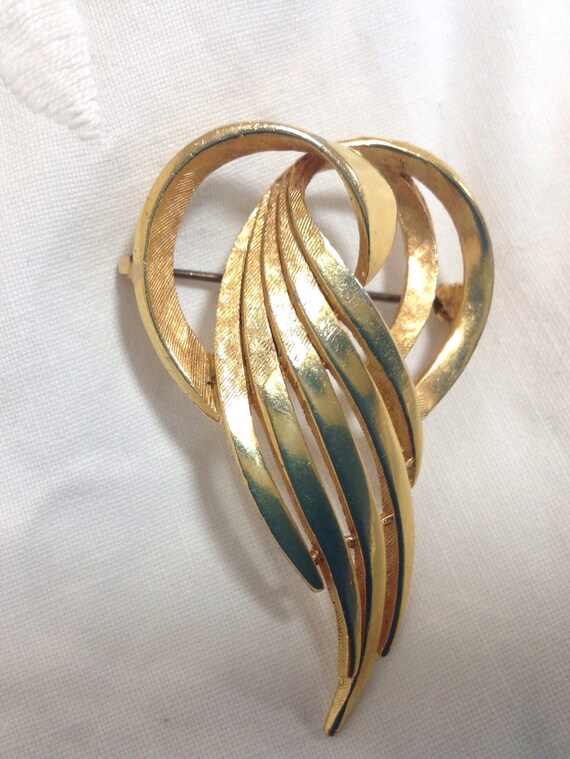 Beautiful vintage 1960s gold tone brooch/ pin by makers SPHINX