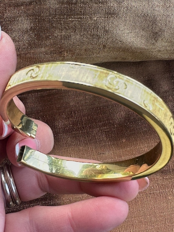 Vintage gold plated signed SP Amerika brushed gold patterned oval bracelet bangle