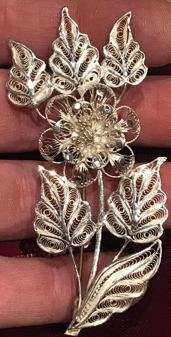 A beautiful vintage silver fine filigree flower brooch