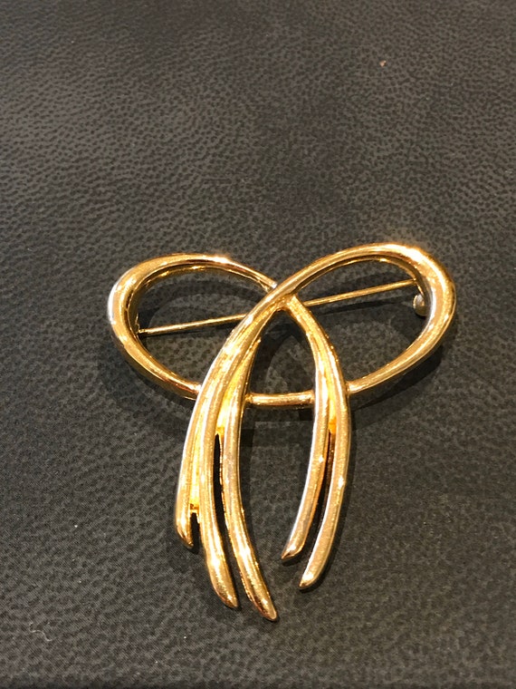 Vintage 1980s signed Trifari gold plated bow brooch