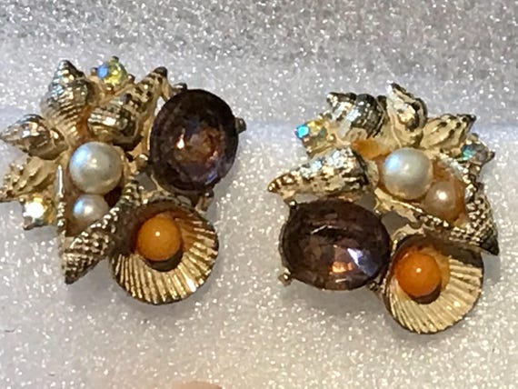 A beautiful pair of vintage clip-on earrings by makers Art Mode Jewellery Arthur Pepper Jewellery