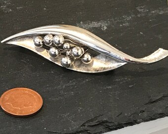 Elegant 1970s silver tone modernist statement piece leaf/seed pod brooch pin