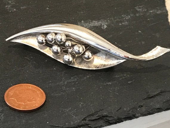 Elegant 1970s silver tone modernist statement piece leaf/seed pod brooch pin