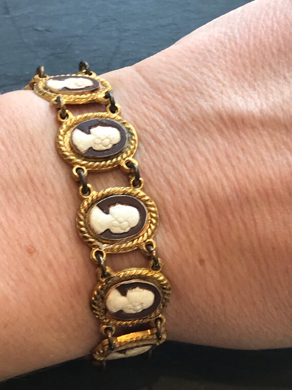 Beautiful vintage glass cameo cabochon panel bracelet
