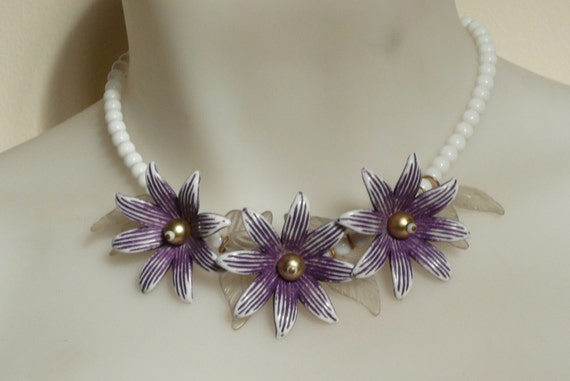 A beautiful vintage retro glass beaded flower necklace