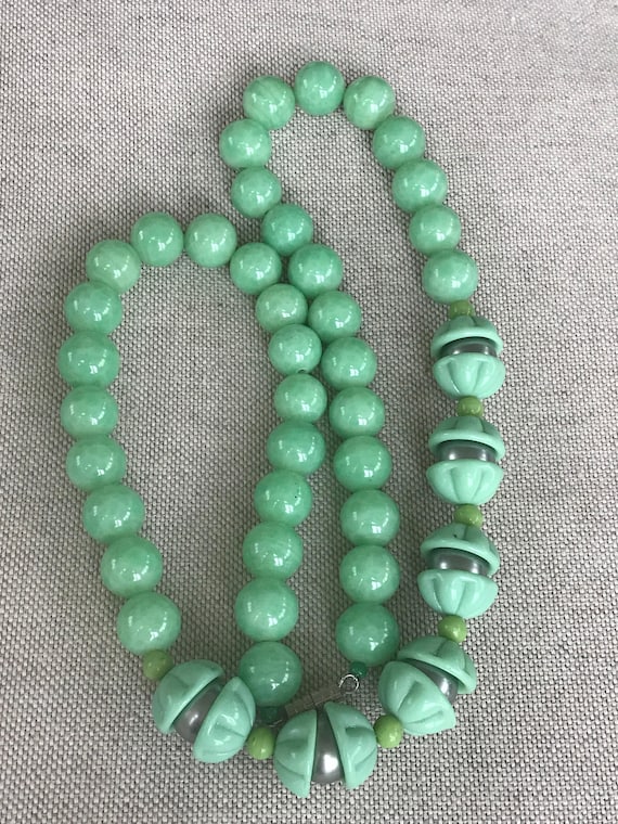 Vintage Art Deco mint green glass beaded necklace 21 inches in length