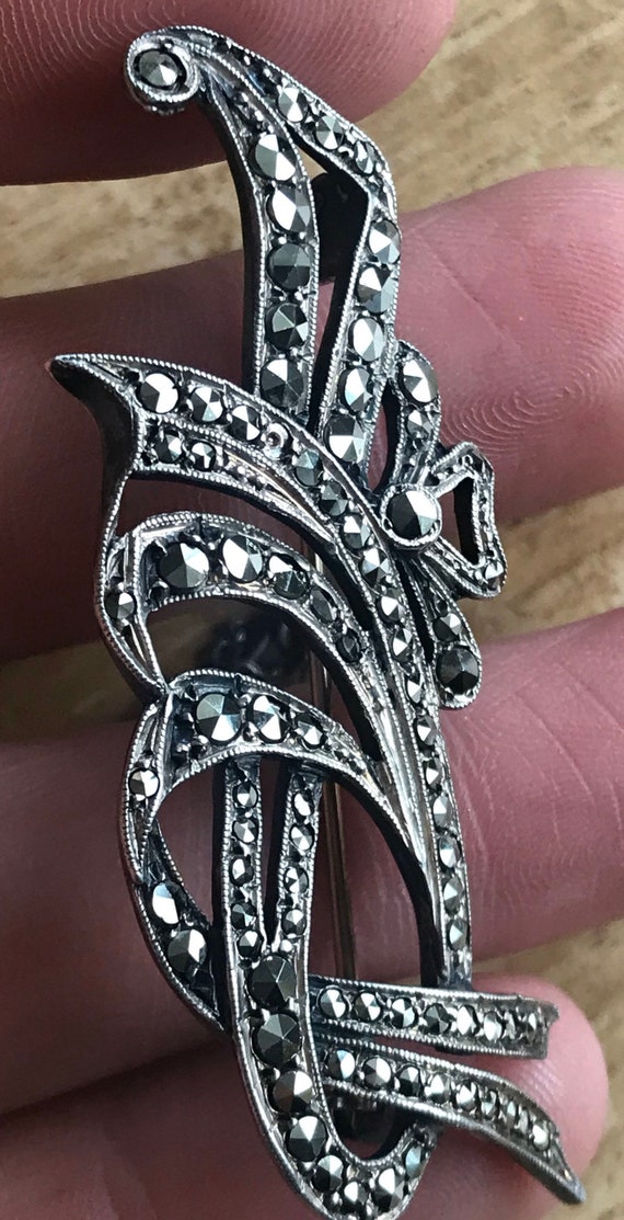 A striking 1940/ 1950s vintage Fine solid silver toned marcasite ladies floral ribbon brooch pin
