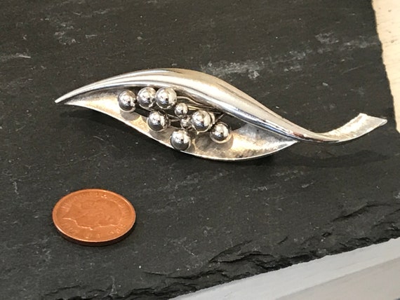 Elegant 1970s silver tone modernist statement piece leaf/seed pod brooch pin