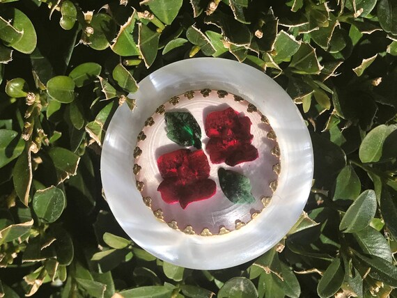 Beautiful Vintage carved Lucite floral roses brooch/ pin c1950