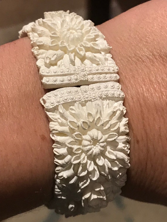 vintage white floral hard plastic hinged clamper bracelet