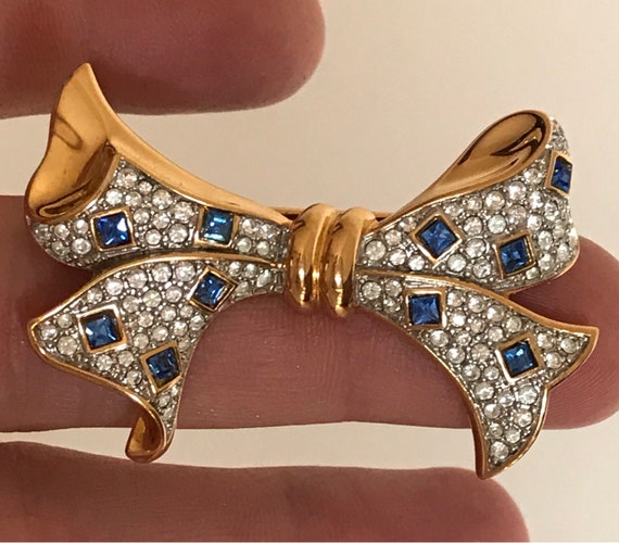 Stunning Vintage signed Swarovski Gold Plated bow brooch with blue crystals swan logo