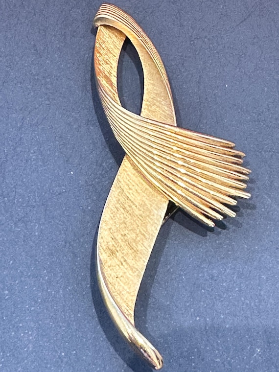 Original 1960s Crown Trifari brushed gold tone leaf stylised brooch pin
