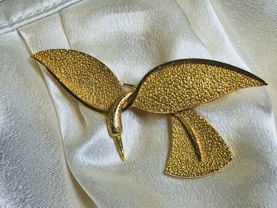 Elegant 1970s brushed gold tone modernist statement piece bird brooch/ pin