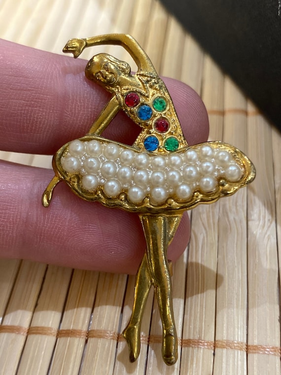 1940s 50s retro gold toned multicoloured rhinestone and faux pearl ballerina dancers brooch pin