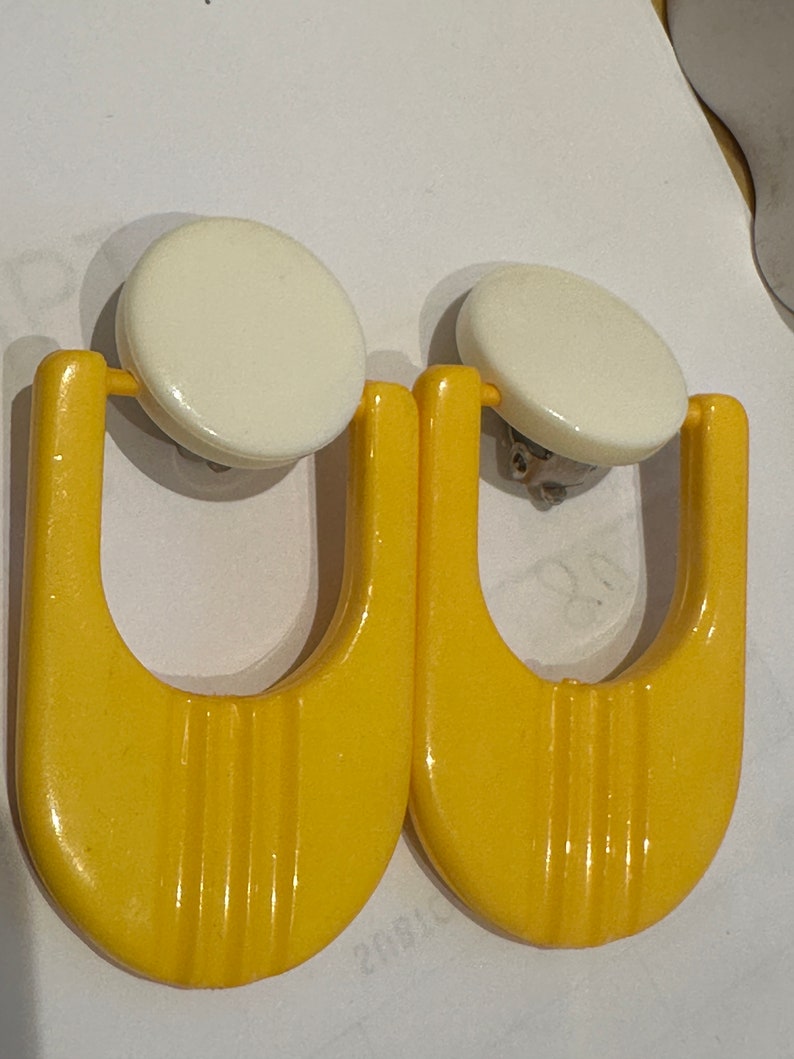 Fantastici orecchini a clip stilizzati di colore giallo vivido e bianco oversize in stile anni '60 immagine 5