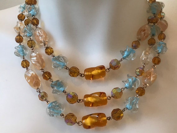 Beautiful vintage 3 stranded twisted glass beaded necklace