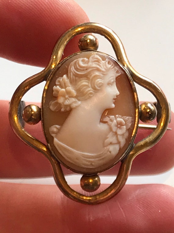 Victorian real shell lady portrait cameo in pinchbeck framed brooch pin