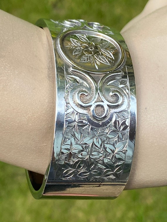 Superb Hallmarked solid silver Victorian cuff bracelet with etched Ivy design by Joseph Whitten Birmingham 1883