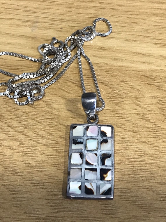 Pretty Contemporary 925 solid Silver And Pearl Pendant Necklace 16"