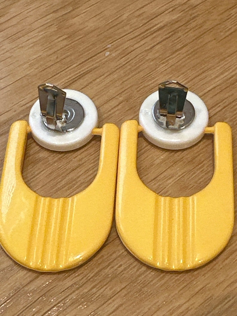 Fantastici orecchini a clip stilizzati di colore giallo vivido e bianco oversize in stile anni '60 immagine 8