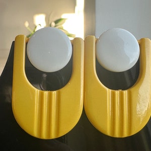 Fantastici orecchini a clip stilizzati di colore giallo vivido e bianco oversize in stile anni '60 immagine 4