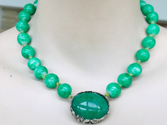 Beautiful vintage Chinese export necklace Peking glass round beads and detailed silver framed pendant
