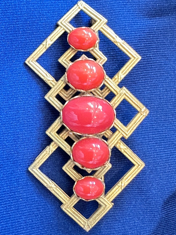 Miriam Haskell  Coral coloured Glass cabochon gold toned brooch