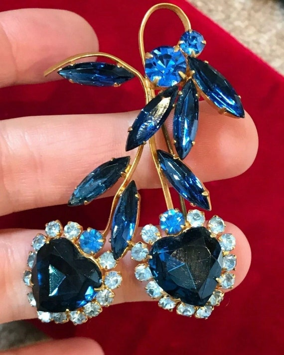 Vintage heart shape vivid blue rhinestone brooch
