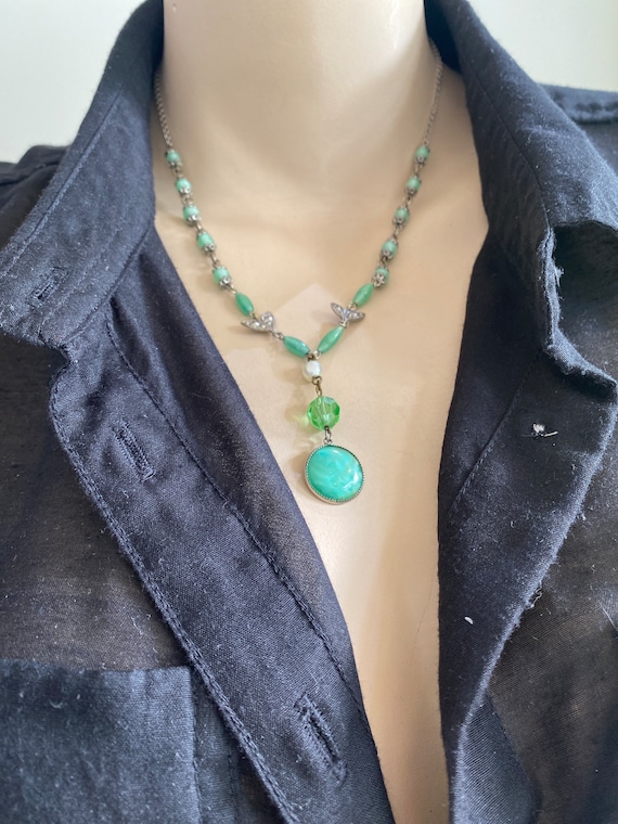 Vintage Art Deco mint Green Peking glass long drop pendant necklace