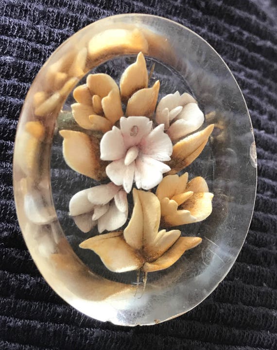 Beautiful reverse carved floral lucite brooch/pin c1950