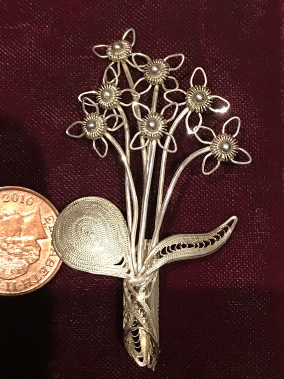 A beautiful vintage silver fine filigree flower brooch