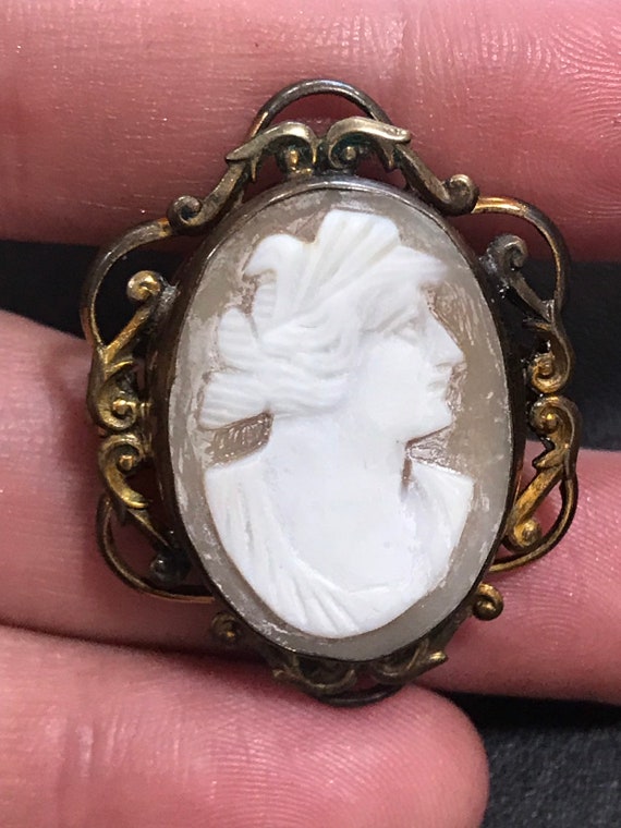 A Victorian real shell carved cameo ornate framed brooch/ pin