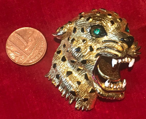 Striking vintage roaring leopard/ cheetah head brooch pin