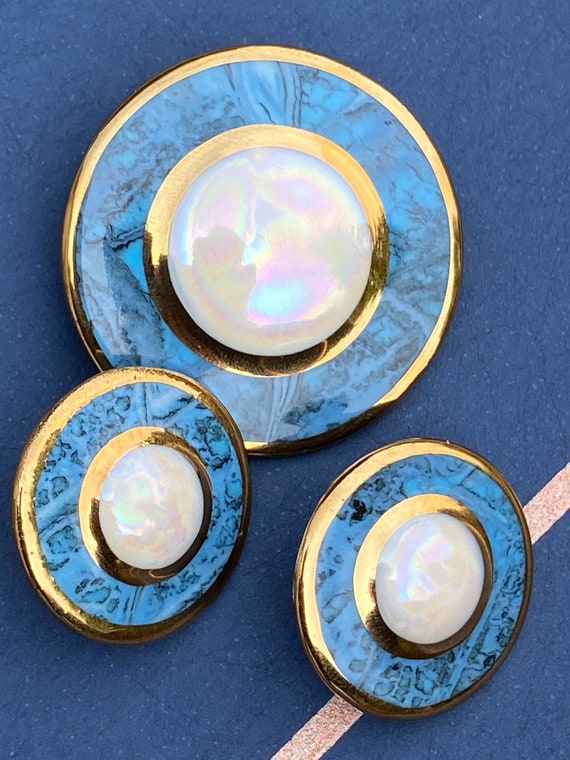 Matching set of vintage ceramic blue and pearl lustre blue circle earrings and brooch