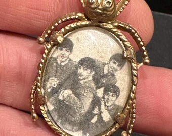 Eine original Vintage Pop Erinnerungsstücke Brosche The Beetles UK 1960er Jahre