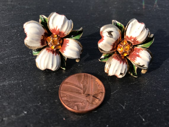 Vintage srew fastening enamelled  flower earrings by jewelcraft