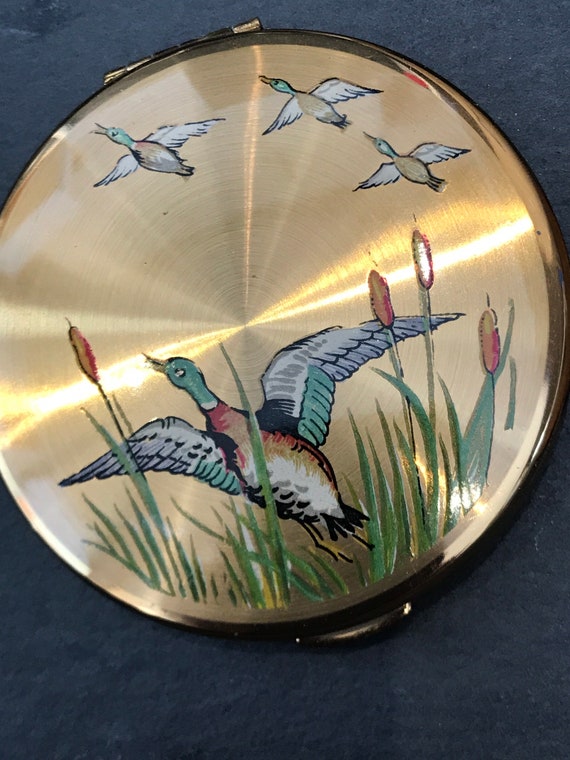 Beautiful vintage flying duck compact by KIGU excellent condition