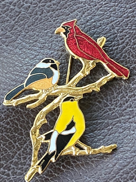 Vintage brooch featuring 3 garden birds brightly enamelled by fine enamels