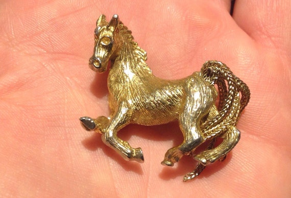 Vintage gold tone horse brooch pin with articulated tail by makers SPHINX c1960s